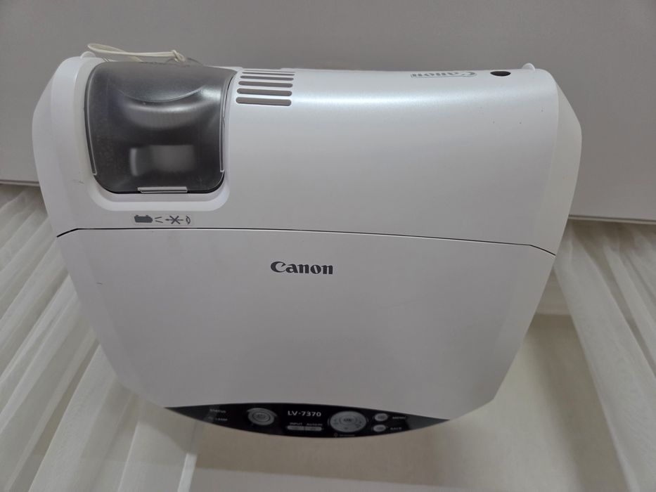 Проектор студійний 3LCD y Canon LV-7370