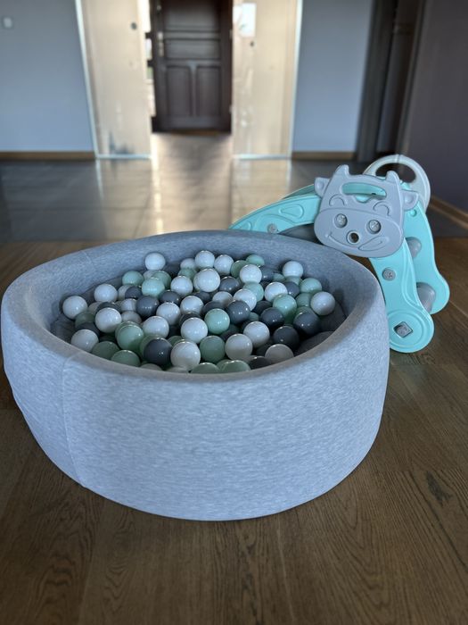 Zjeżdżalnia i konik na biegunach, zabawka 2w1. Plus basen z kulkami