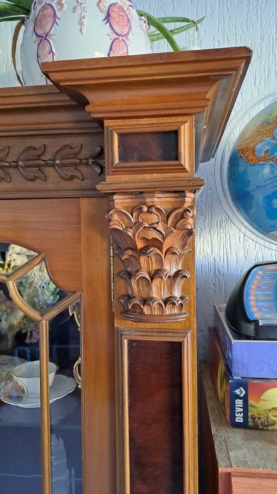 Cristaleira de madeira