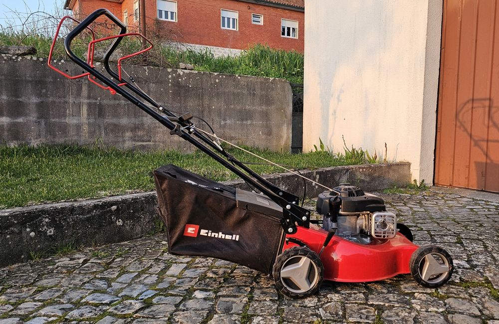 Corta relva com motor