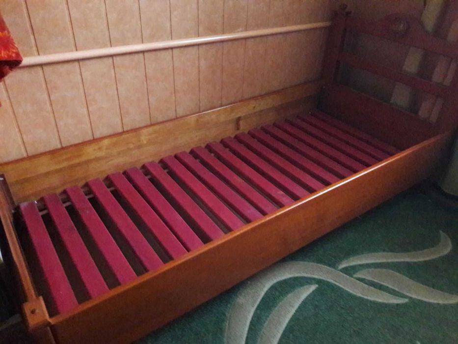 кровать из  натурального дерева