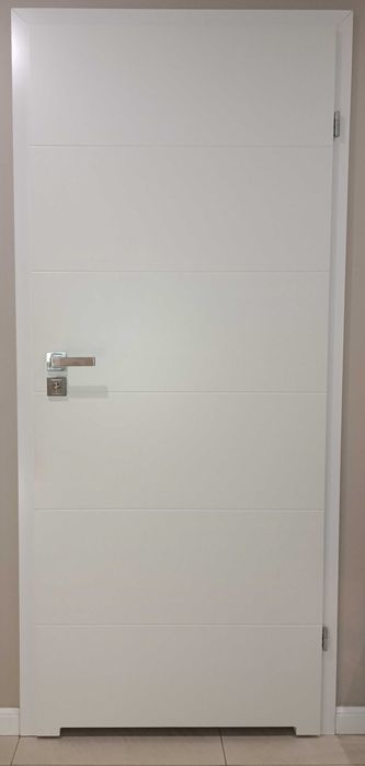 Drzwi prawe POL-SKONE Simple białe z ościeżnicą regulowaną DIN