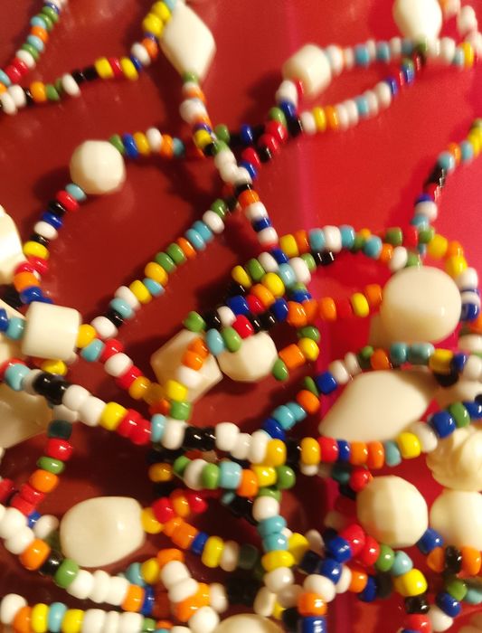 Colar três voltas com seis metros missangas e pedras