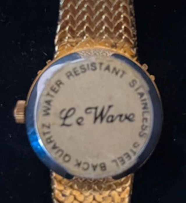 Relógio Dourado Marca Le Wave