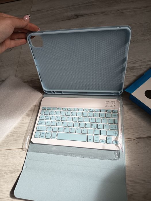 Nowe Etui z Klawiaturą Bluetooth do iPad Pro 11 (2024) | Jasnoniebieskie