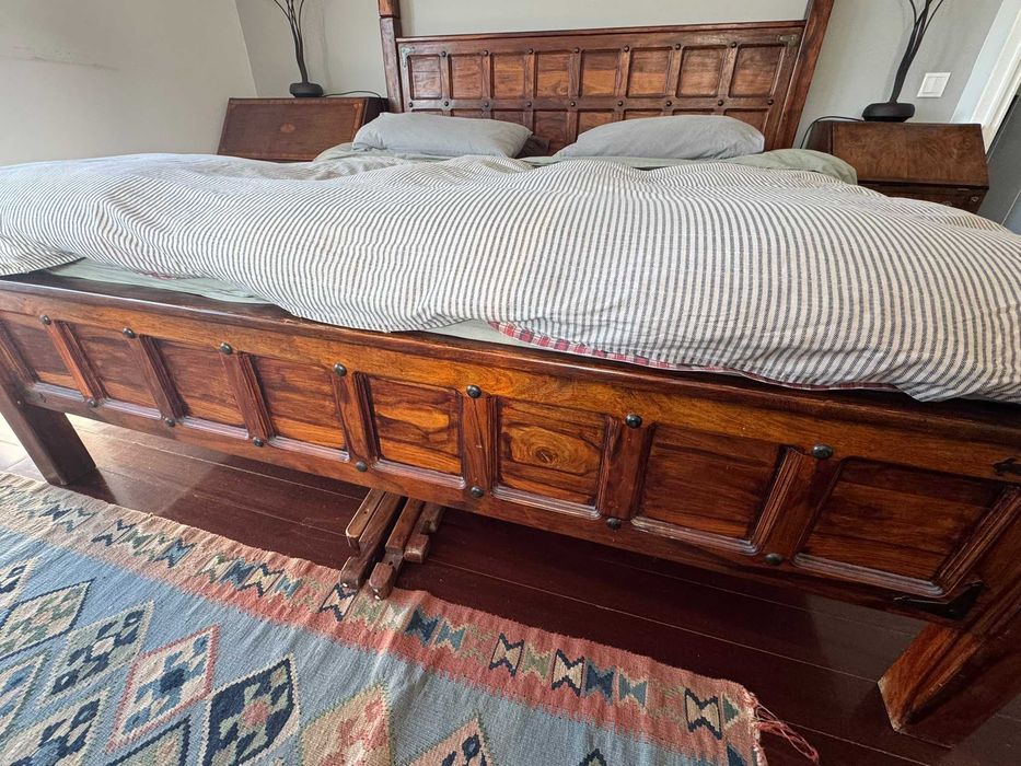 Cama de madeira maciça de design da MARINA Furniture, no Dubai