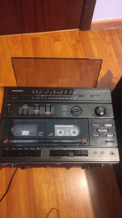 Vira discos com leitor de cassetes e rádio