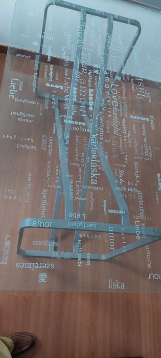 Secretaria em vidro transparente com desenhos