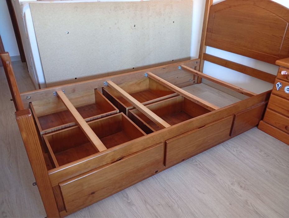 Cama de madeira de solteiro