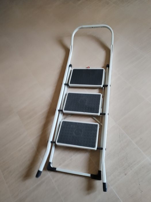 Escadote com três degraus