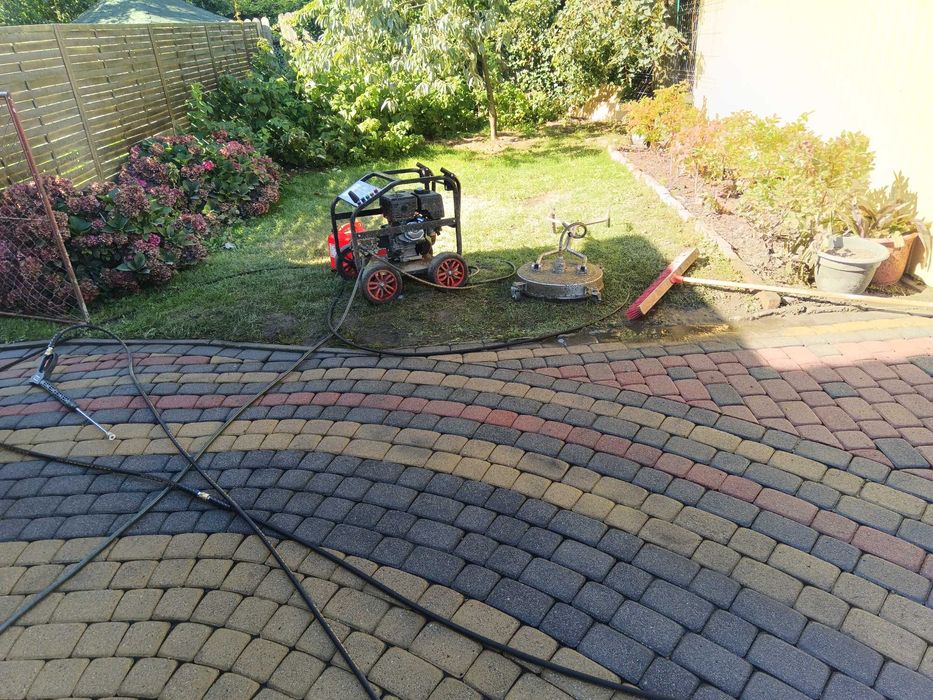 Mycie całego podwórka pod wysokim ciśnieniem, szybko, profesjonalnie