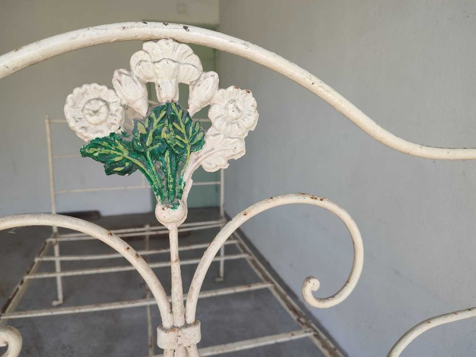 Cama antiga em ferro forjado