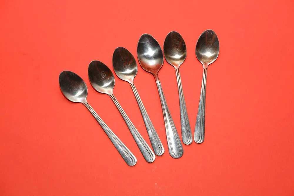 Вилки, ножи, чайные ложки, столовые ложки.