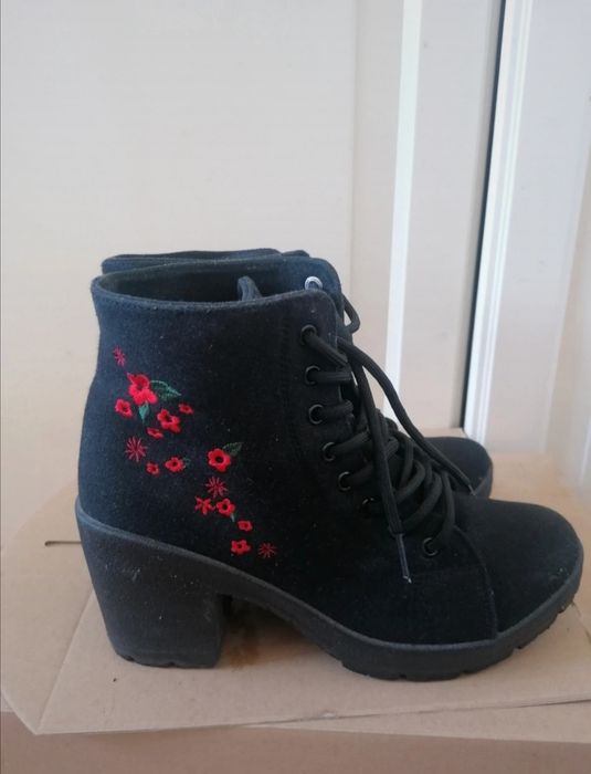 Sznurowane botki na obcasie