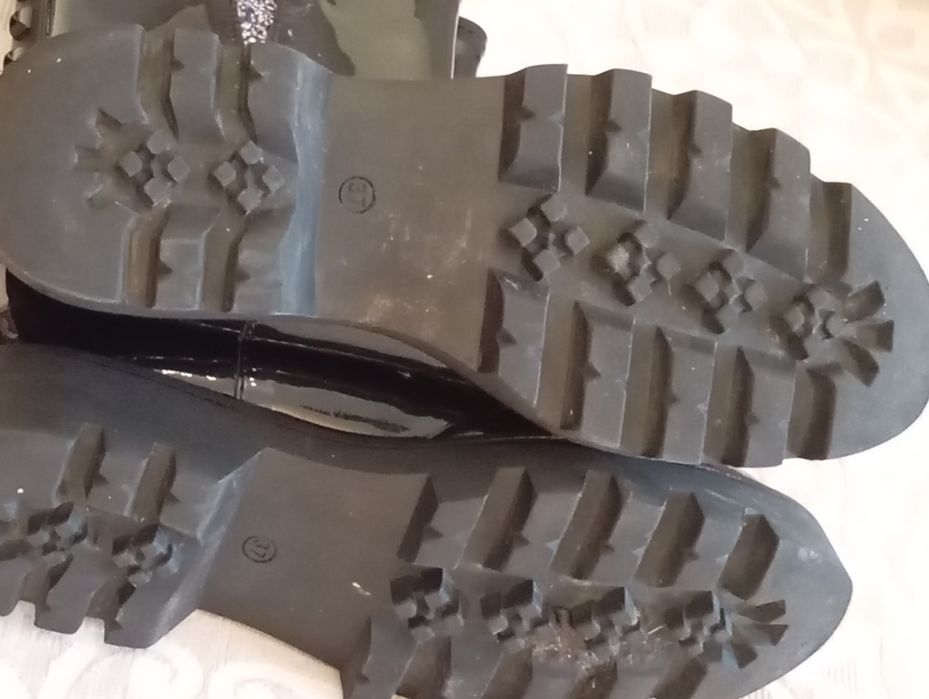 Botas em vinil e pele