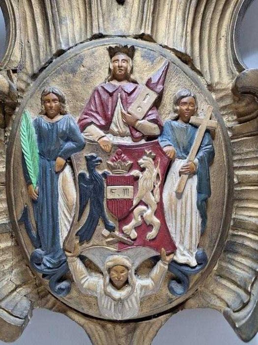 Stary drewniany herb