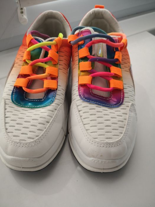 Яскраві кросівки для яскравої дівчини