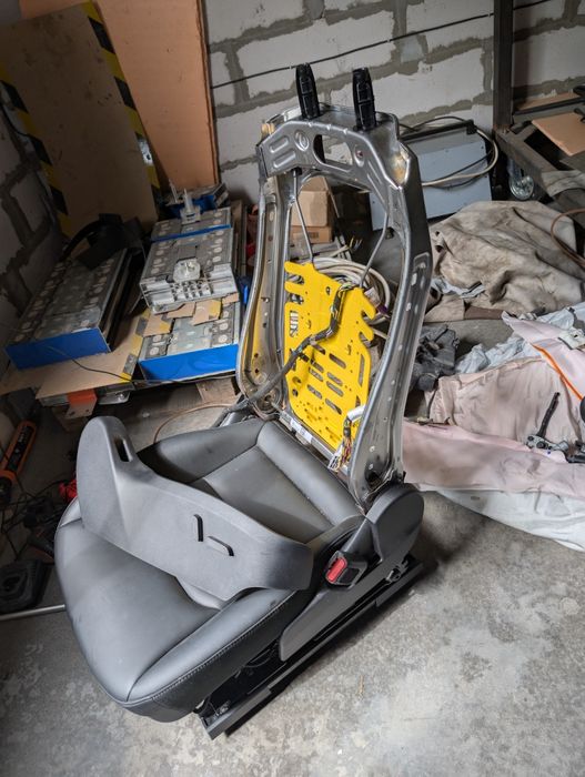 Сидіння тесла модел Y 2023 року під роботу