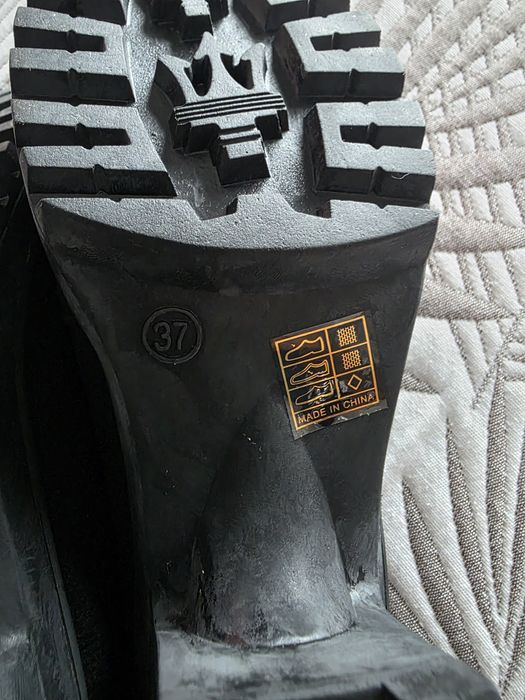 Botim / Botas em camurça pretas salto curto novas tamanho 37
.