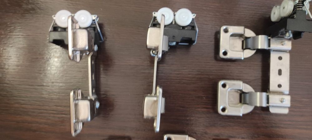 Zawiasy meblowe do montażu drzwi przesuwnych lub składanych w szafach