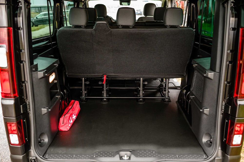 Wynajem busa osobowego - Renault Trafic Grand 2024 bus 8 osobowy