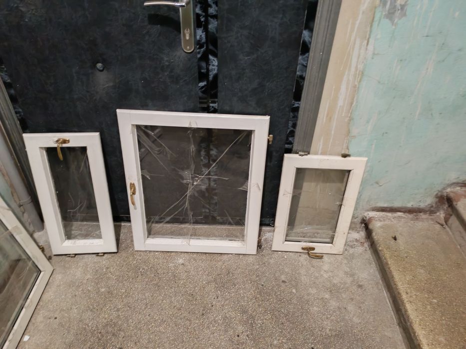 Деревянные окна и форточки со стеклами