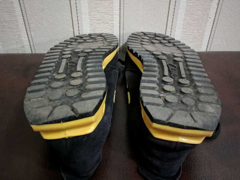 Стильные салатово-чёрные кеды Clarks с твердой подошвой, 43 размер.