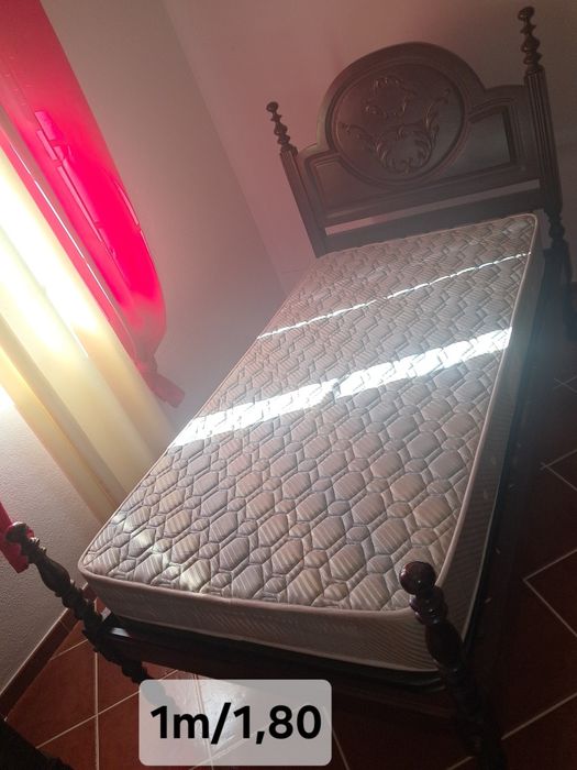 Cama de solteiro com estrado e colchao e mesa cabeceira