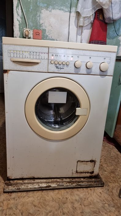 Пральна машинка Whirlpool працює