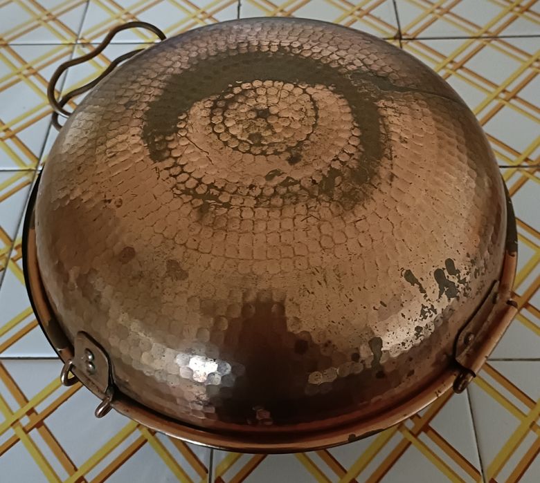 Cataplana de bronze com uso.