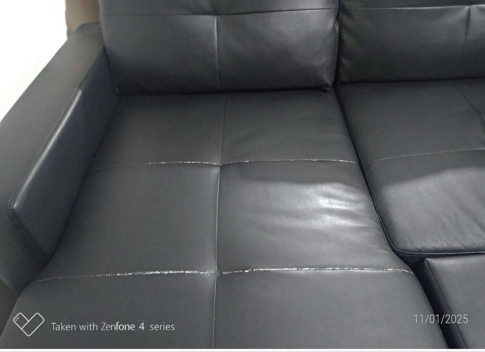 Sofá cama em couro muito confortável