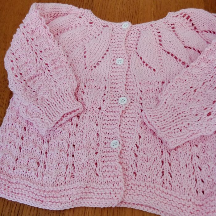 Casaco bebé feito á mão