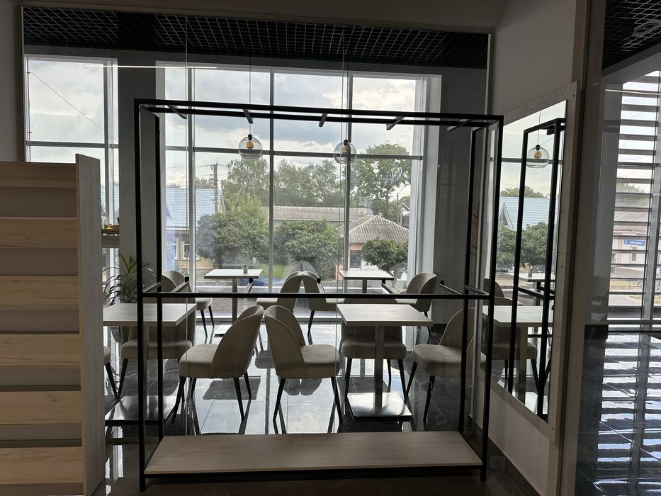 Стойки для одягу в магазин в ідеальному стані