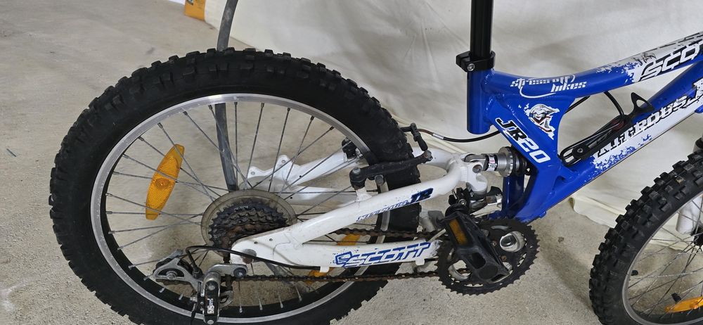 bicicleta de montanha Scott Nitrous JR20 azul e branca com suspensão total.
