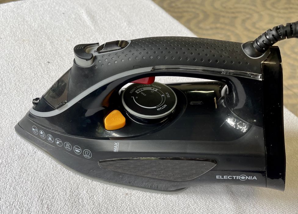 Ferro de engomar a vapor Electronia