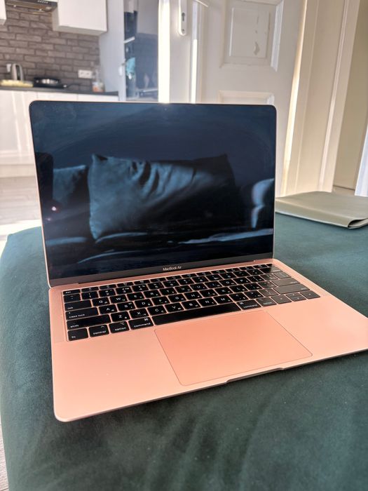 MacBook Air 13 (2019)=880