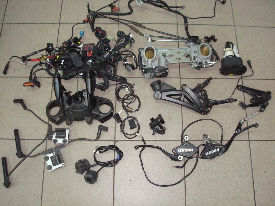 Ducati Diavel 1200 14r stacyjka wlew licznik pompa ECU zestaw startowy