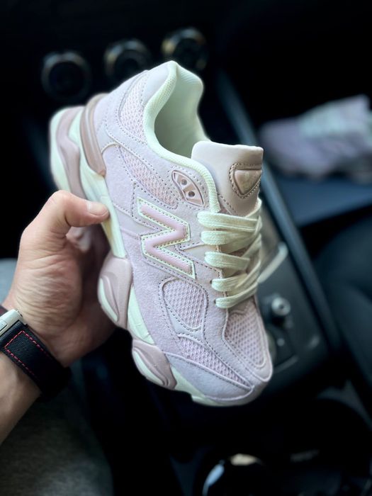 Жіночі кросівки New Balance 9060 рожеві