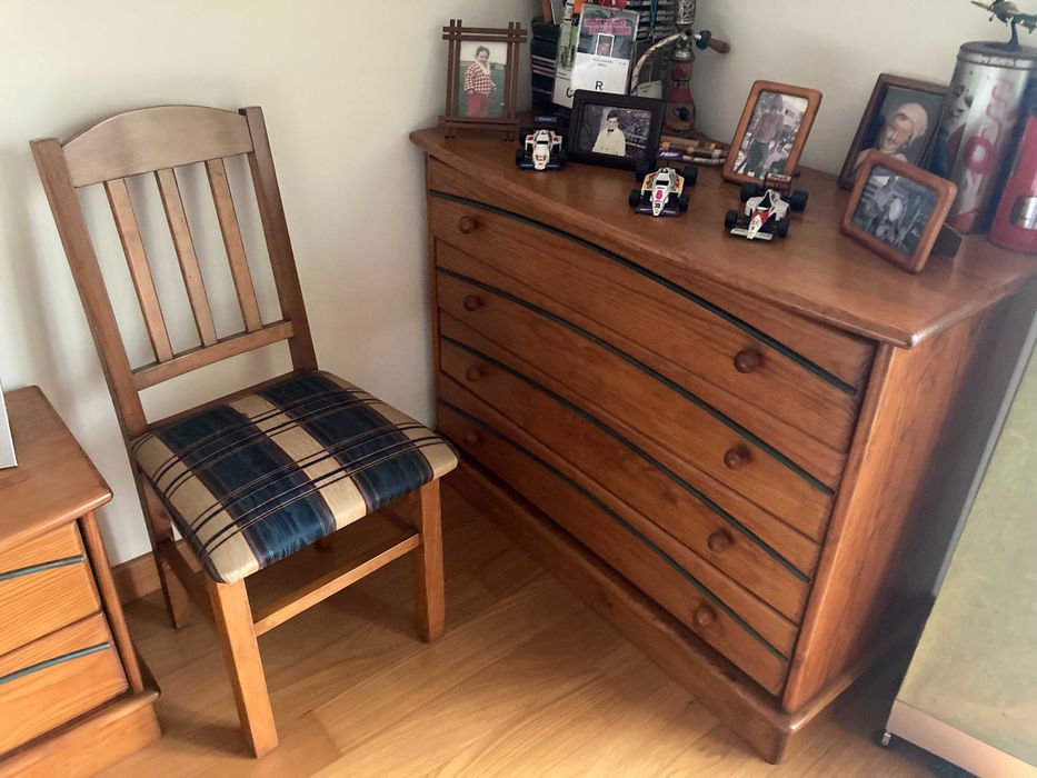 Mobilia completa de quarto em madeira maciça como nova.