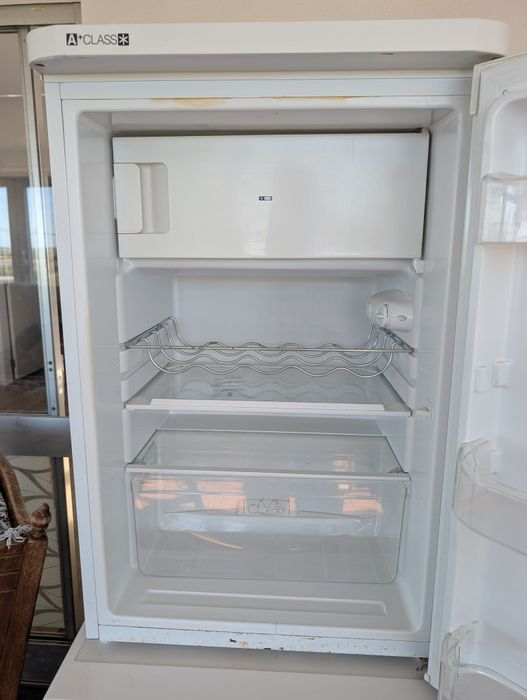 Frigorífico pequeno Indesit modelo TFAA 10