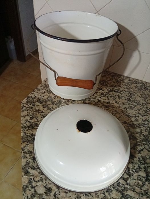 Balde em esmalte, antigo.