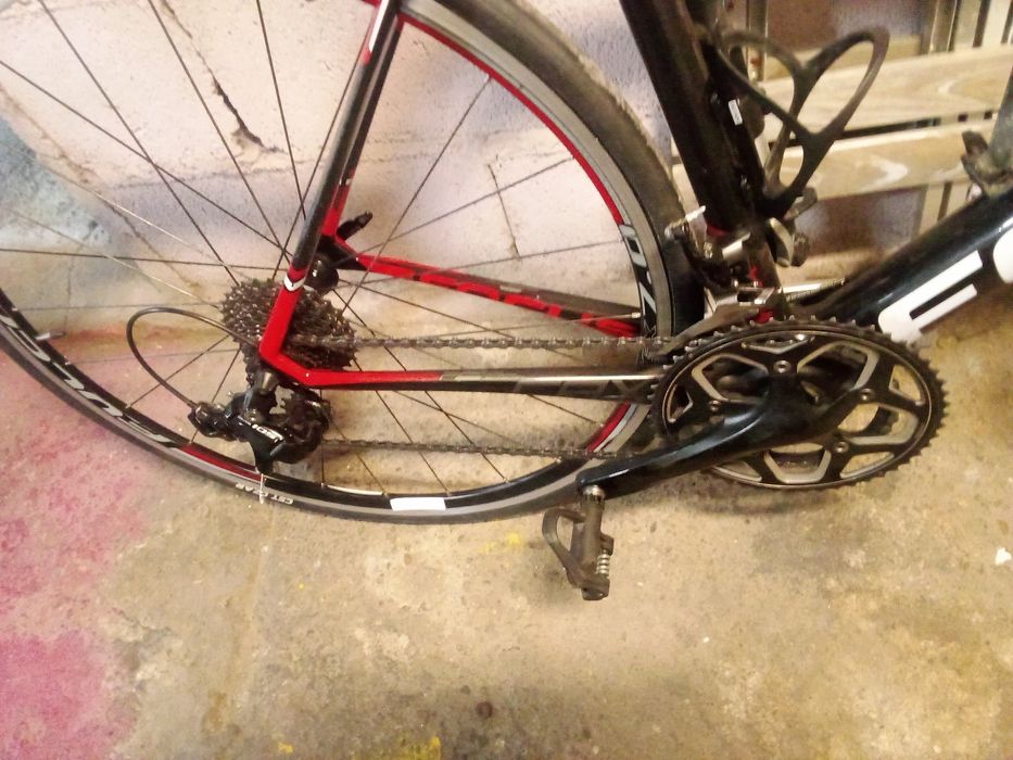 Bicicleta focus em carbono