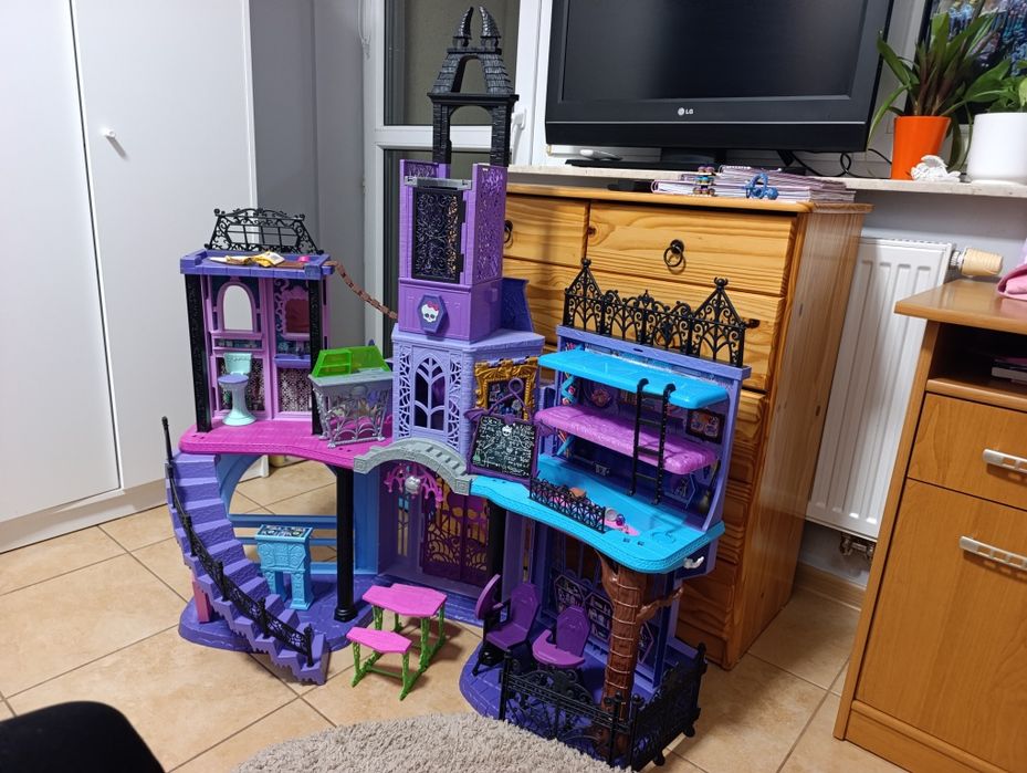 Sprzedam szkołę Monster High High School