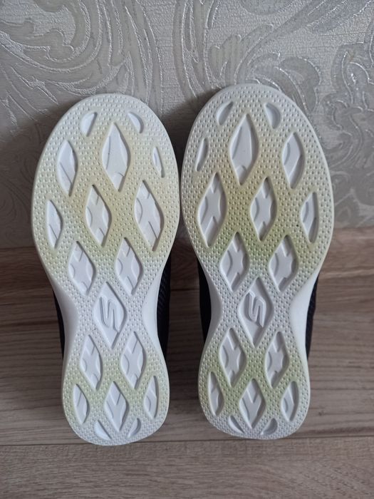Продам кроссовки Skechers
