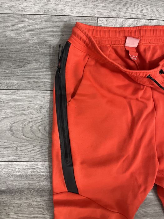 Червоні штани Nike