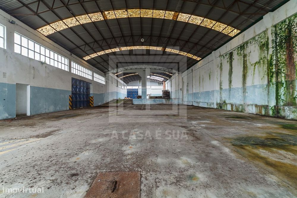 Armazém com 810 m2 em Santa Maria Lamas, S. M. Feira