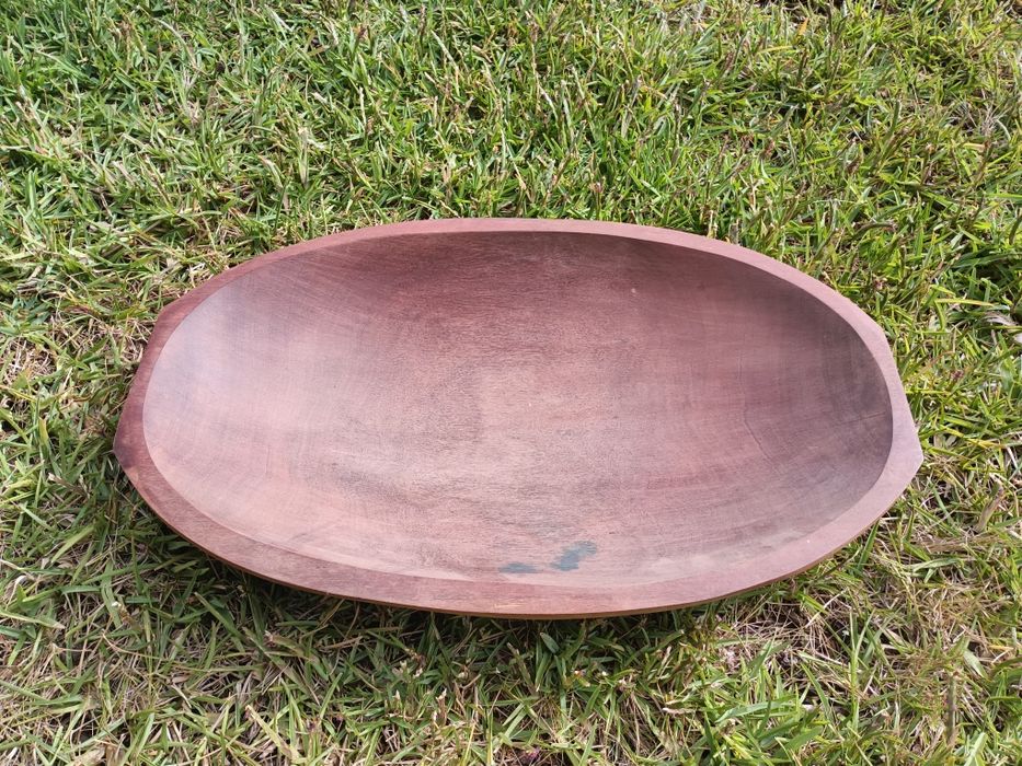 Travessa/fruteira oval cavada em madeira maciça de mogno, medidas: 46/29cm
Trabalho artesanal.