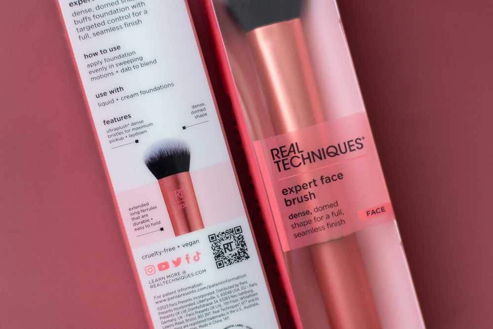 Пензель для макіяжу Real Techniques, для тональної основи (200)