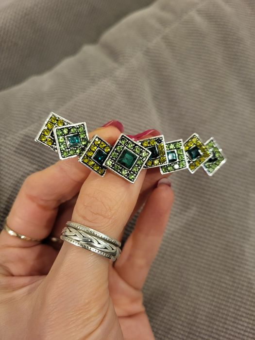 Nowa broszka ozdobna