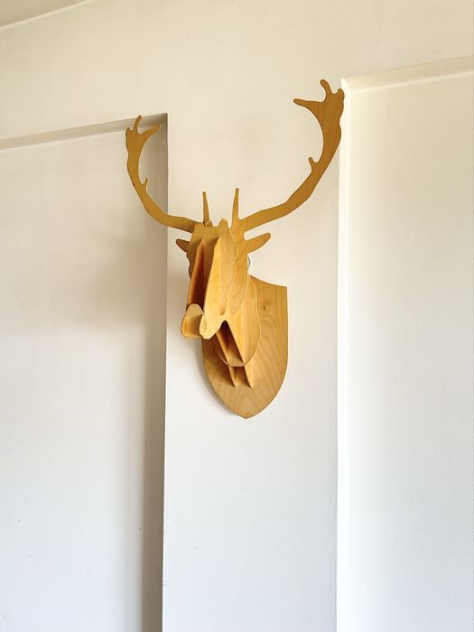 Cabeça de animal em madeira / escultura / decoração